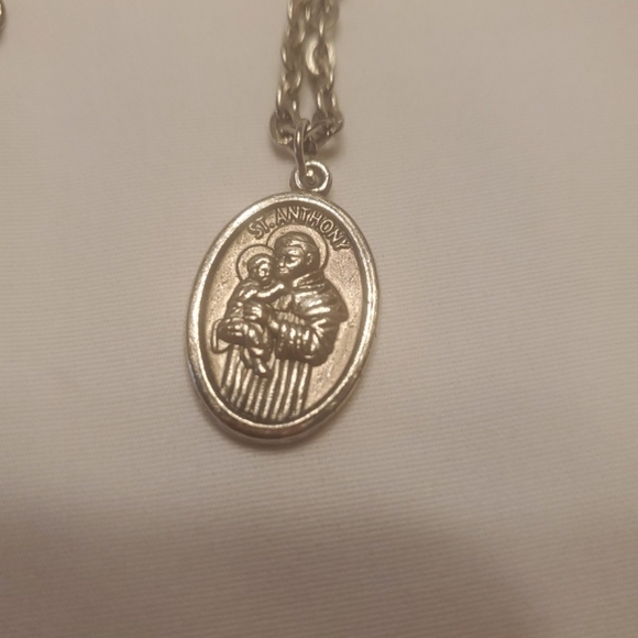 Saint Anthony Medal Silver Tone 1 Inch Pendant With A 22 Inch Silver Tone Chain - Picture 2 of 3